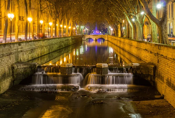 Quais de la fontaine i nimes, Frankrike — Stockfoto