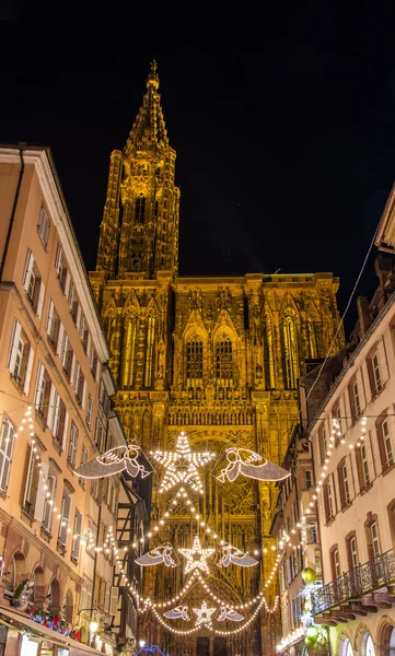 Decoraciones de Navidad cerca de la Catedral - Estrasburgo, "Capital —  Fotos de Stock