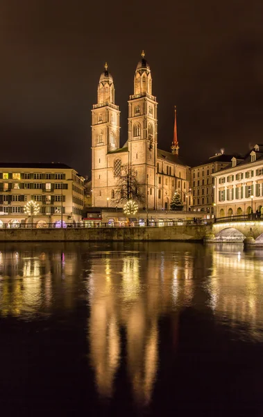 格罗斯，在苏黎世，瑞士最大的教堂 — 图库照片