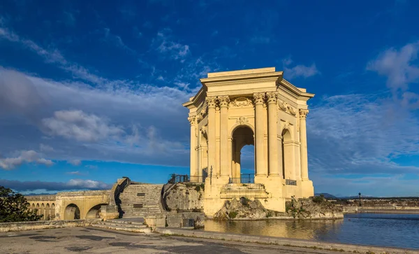 Vodárenská věž na konci akvaduktu v montpellier, Francie — Stock fotografie