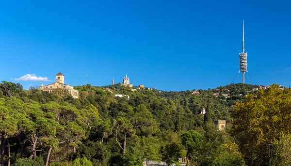 Vista de la montaña del Tibidabo en Barcelona, España — Foto de Stock