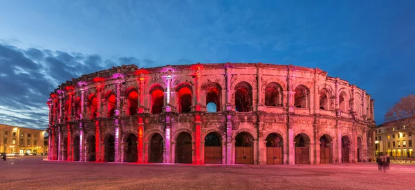 Romerska amfiteatern - arena av nimes på kvällen - Frankrike, kungalev — Stockfoto