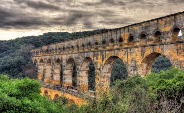 Imagen HDR de Pont du Gard, antiguo acueducto romano incluido en UNES — Foto de Stock