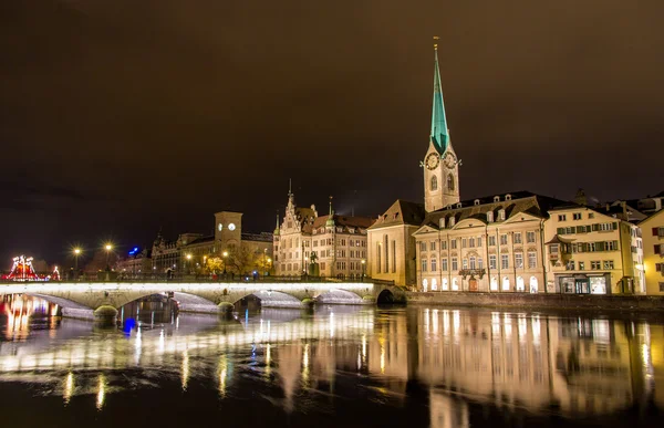 Starego miasta w Zurychu w nocy - Szwajcaria — Zdjęcie stockowe