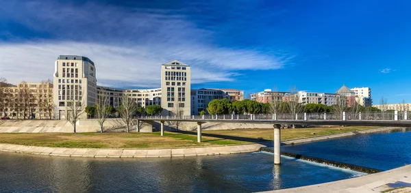 Moderne gebouwen in montpellier door rivier lez - Frankrijk — Stockfoto