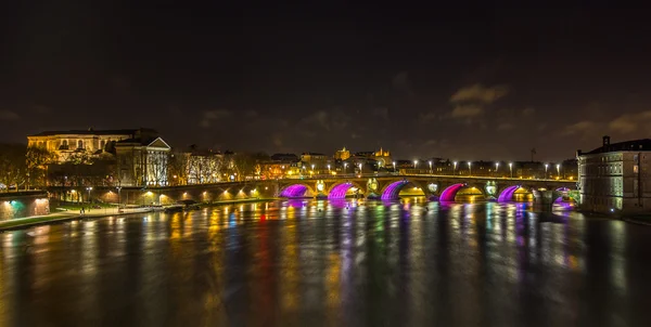 Noční pohled na řeku garonne v toulouse - Francie — Stock fotografie