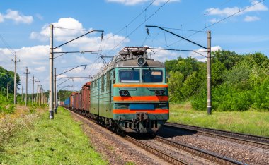 Elektrikli lokomotif bir yük treni çekme