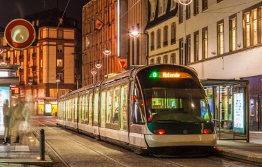 Strazburg'un şehir merkezinde modern tramvay üzerinde. Fransa, alsace