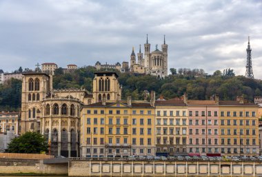 Cathedrale saint jean ve basilique notre dame de fourviere l içinde