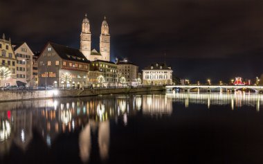 Zürih kış akşam limmat Nehri üzerinde