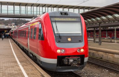 banliyö dizel tren ulm tren istasyonunda. Almanya