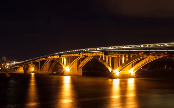 Metro brug over de rivier de Dnjepr in kiev, Oekraïne — Stockfoto