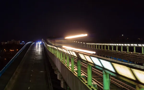 Поезд метро, проходящий через мост в Киеве, Украина — стоковое фото