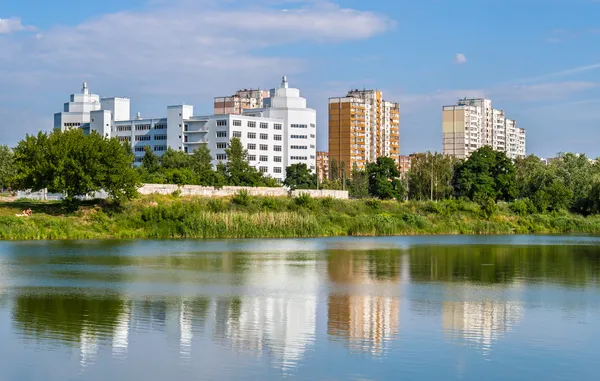 Edificios residenciales sobre un lago. Kiev, Ucrania — Foto de Stock