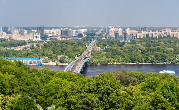 Vista da margem esquerda do Dnieper em Kiev, Ucrânia — Fotografia de Stock