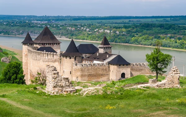 Хотинський замок на березі річки Дністер. Україна — стокове фото