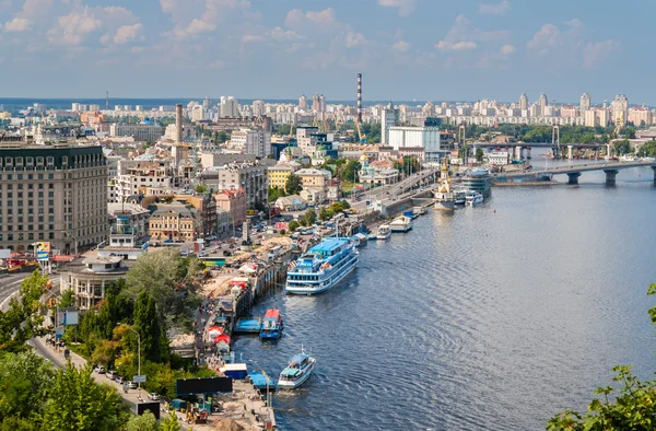 Zicht op Kiev vanaf een observatiepunt over de Dnjepr. Oekraïne — Stockfoto