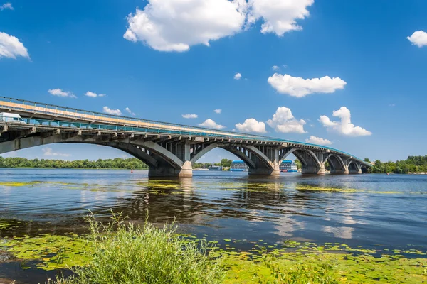 Veduta del ponte della metropolitana sul Dnieper a Kiev, Ucraina — Foto Stock