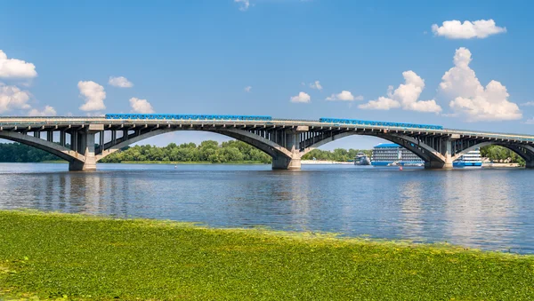 Vlaky metra most přes Dněpr v Kyjevě, Ukrajina — Stock fotografie