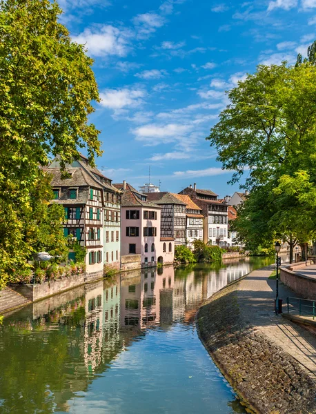Csatorna, a Petite France negyed, Strasbourg, Franciaország — Stock Fotó