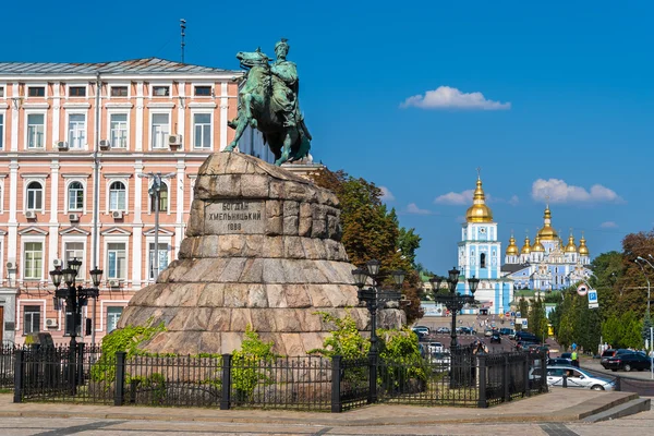 The Bogdan Khmelnitsky monument at St. Michael monastery in Kyiv — Stock Photo, Image