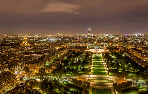 Tour montparnasse en ecole militaire gezien vanaf de Eiffeltoren. — Stockfoto