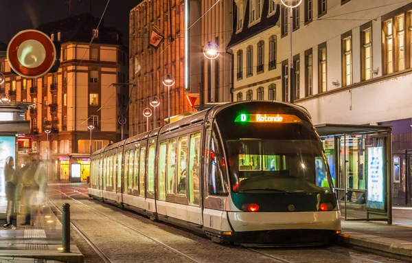 Moderne Straßenbahn in der Straßburger Innenstadt. Frankreich, Elsass — Stockfoto