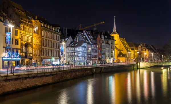 Beteg folyó töltésén Strasbourgban - Elzász, Franciaország — Stock Fotó