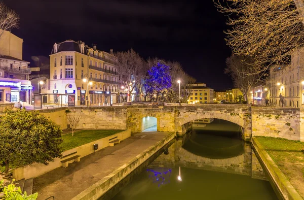 Νυχτερινή άποψη του canal de la robine σε narbonne, Γαλλία — Φωτογραφία Αρχείου