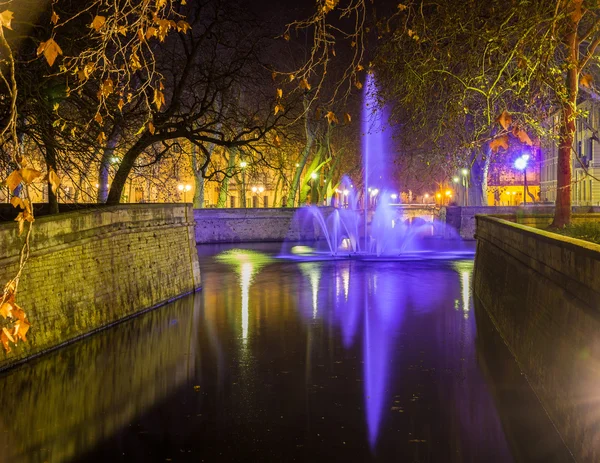 Jardins de la Fontaine in Nimes at night - Франция, Лангедок-Ру — стоковое фото