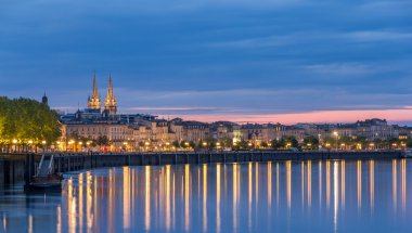 Bordeaux üzerinde akşam - Fransa görüntüleyin.