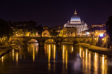 basilica di san pietro Roma'nın gece görünümü