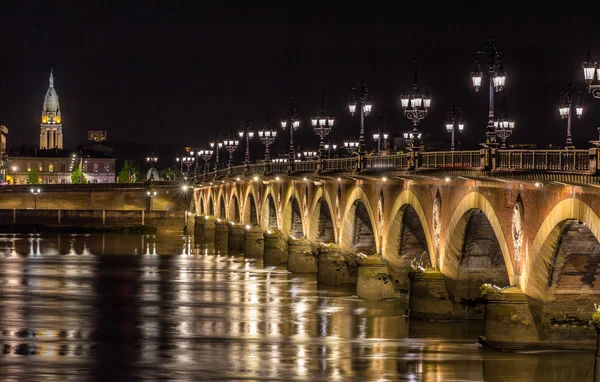 Vista noturna de Pont de pierre em Bordéus - Aquitânia, França — Fotografia de Stock