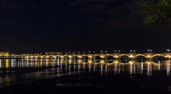 Night view of Pont de pierre in Bordeaux - Аквитания, Франция — стоковое фото