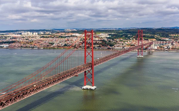 Visa på i 25 de abril bridge - Lissabon, portugal — Stockfoto