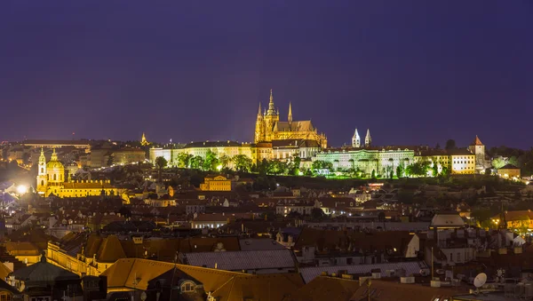 Uitzicht op de Praagse burcht (Pražský hrad) - Tsjechië — Stockfoto
