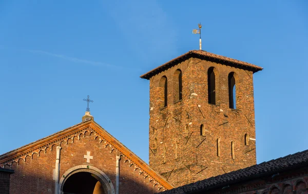 Beffroi de la Basilique de Sant'Ambrogio à Milan — Photo