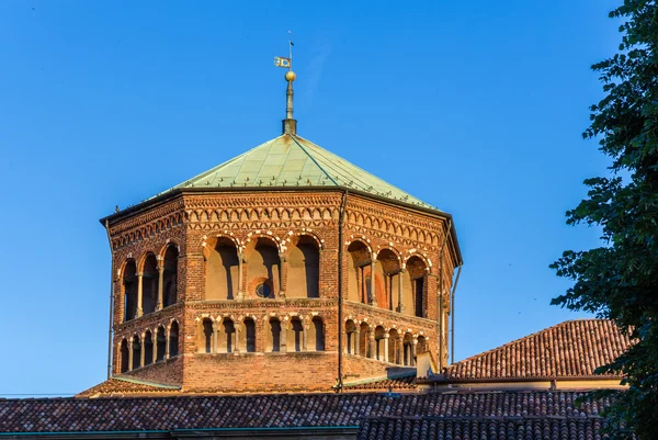 Купол базилики Святого Амвросия в Милане — стоковое фото