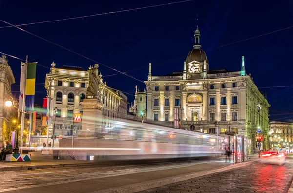 Tramvaj kolem náměstí piazza cordusio v Miláně, Itálie — Stock fotografie