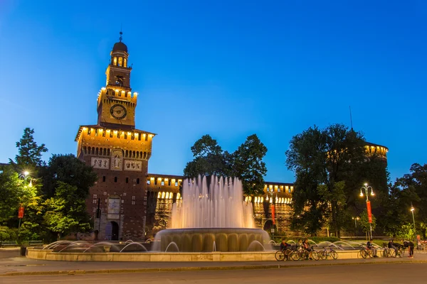 Castillo de Sforza en Milán por la noche - Italia —  Fotos de Stock