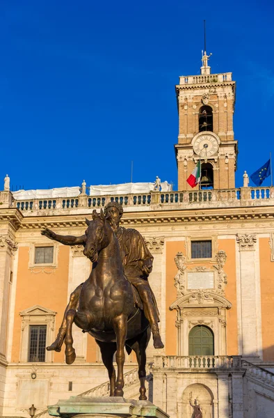 Jezdecká socha marcus aurelius a palazzo senatorio v ro — Stock fotografie