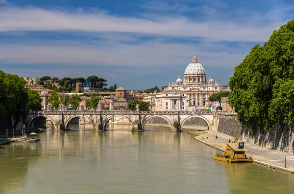 Вид на базилику Святого Петра в Риме, Италия — стоковое фото