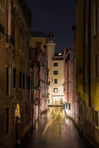 Smalle kanal i Venedig om natten - Stock-foto