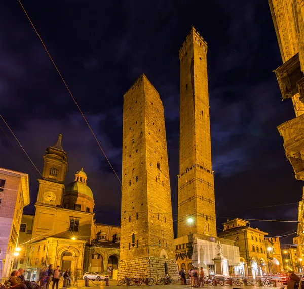 Gamla tornen och kyrka i bologna, Italien — Stockfoto