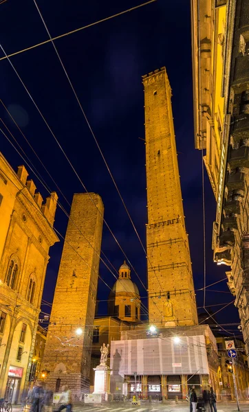 Gamla tornen och kyrka i bologna, Italien — Stockfoto