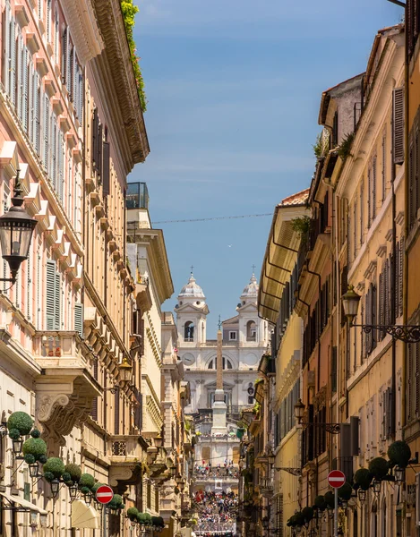 A Via dei condotti egy utcában található Róma központjában — Stock Fotó