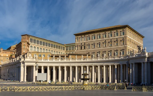 Utsikt over apostolisk palass fra Petersplassen i Vatikanet – stockfoto