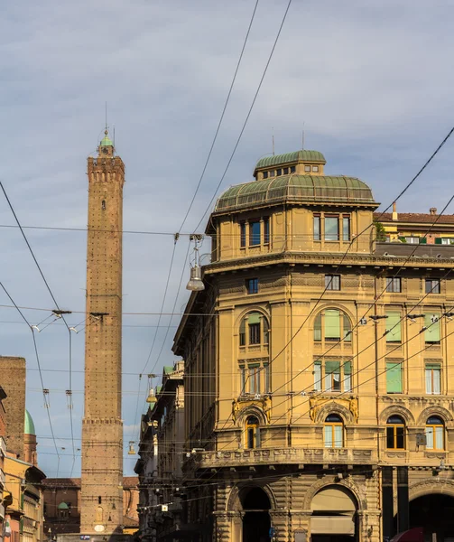 Tour Asinelli and Ronzani Palace in Bologna, Italy — Stock Photo, Image