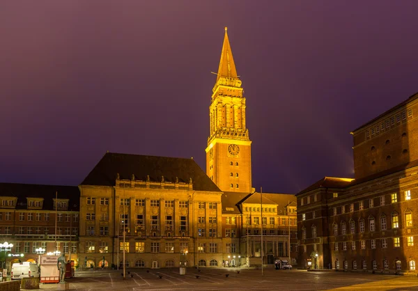 Éjszakai kilátás kiel city hall, Németország — Stock Fotó