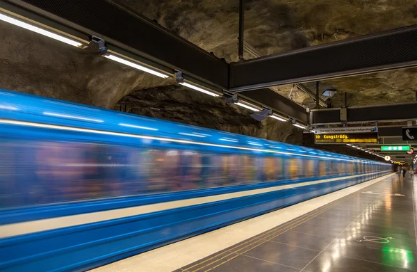 Trein verlaten van stadshagen metro station in stockholm — Stockfoto